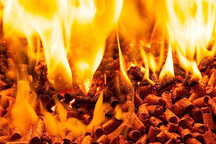 Il colore della fiamma del pellet in combustione ed eventuali sostanze estranee